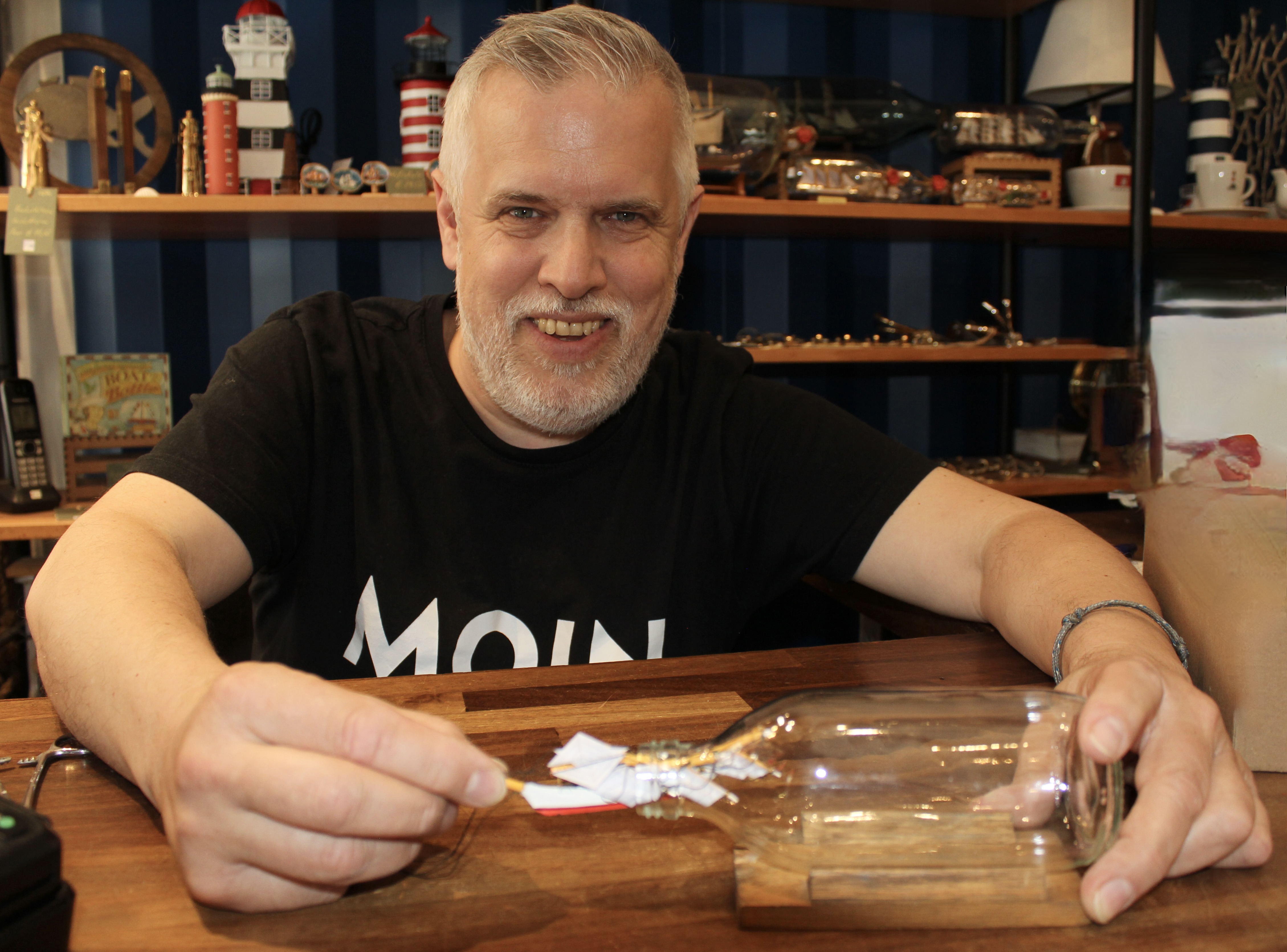 Mit großer Freude präsentiert Oliver Binikowski den Stapellauf eines Buddelschiffs