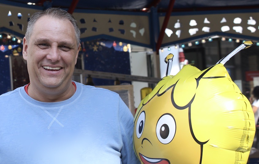 Thomas B. vor seinem nostalgischen Kinderkarussell